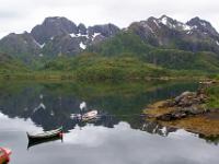Boote am Bjørndalsfjorden vor Gandtinden und Oldenfjordtinden - Vesterålen